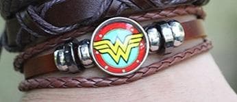 Handgjort armband brunt läder wonder woman symbol