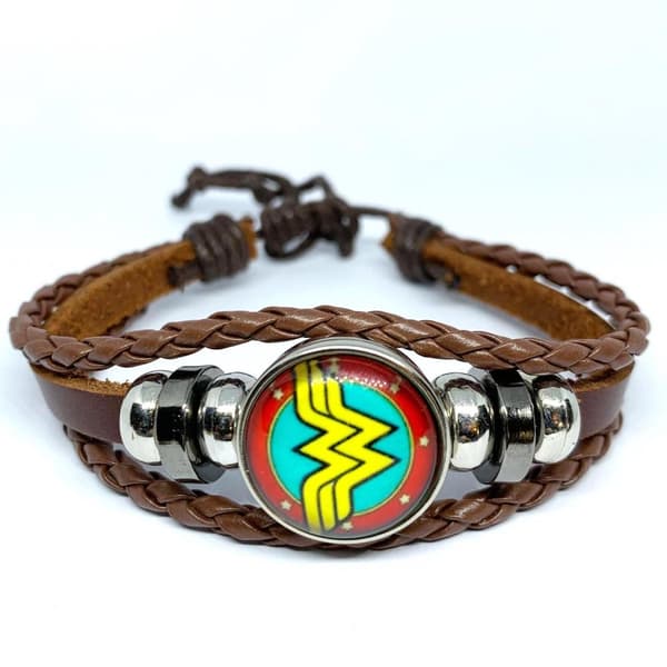 Handgjort armband brunt läder wonder woman symbol