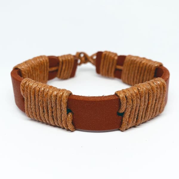 Brunt/orange armband i äkta läder med snören