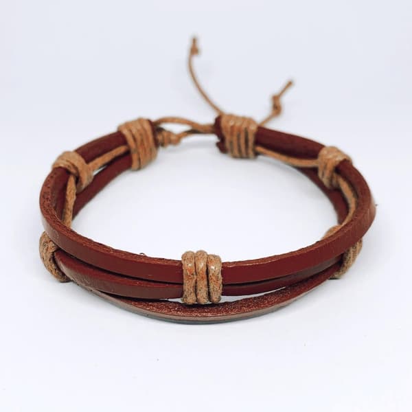Brun / rødt armbånd i ægte læder med lyse bånd
