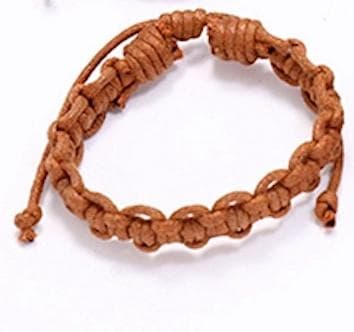 Brunt armband med knutar naturligt mönster