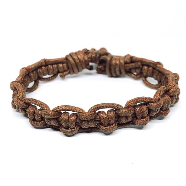 Brunt armband med knutar naturligt mönster