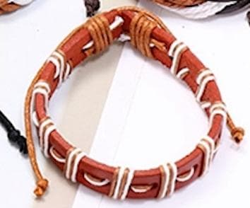 Brunt armband med band i beige och vitt