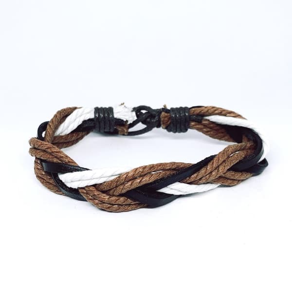 Flätat armband med snören och läderband