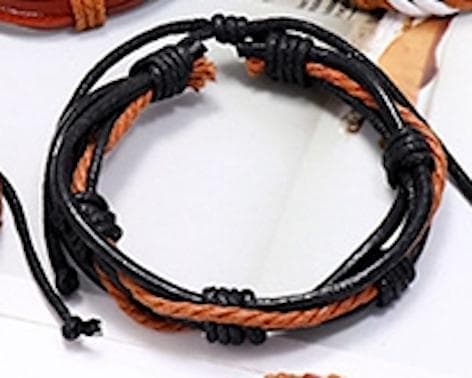 Flätat handgjort armband med bruna och svarta band
