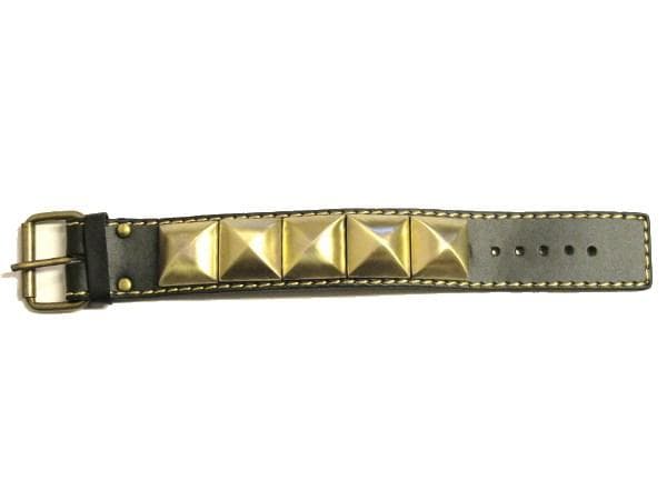 Læderarmbånd med pyramide nitter