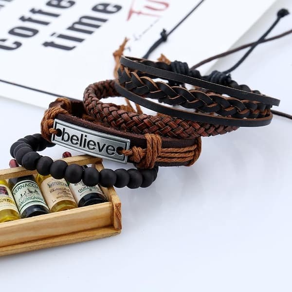 Set med läderarmband 4 stk med text ''Believe'' pärlor