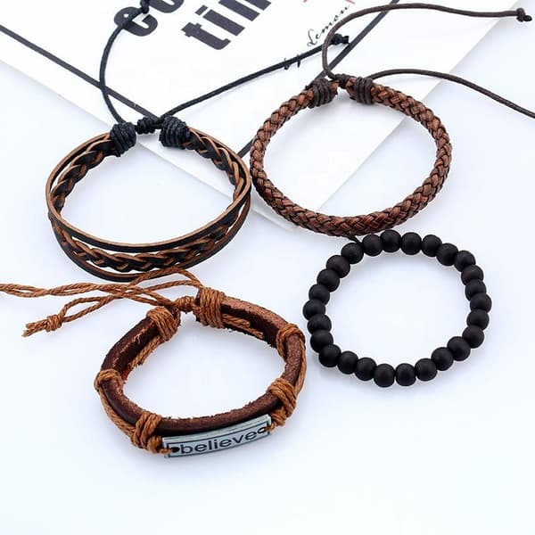 Set med läderarmband 4 stk med text ''Believe'' pärlor
