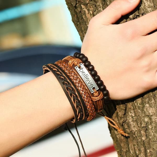 Set med läderarmband 4 stk med text ''Believe'' pärlor