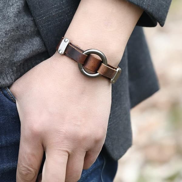 Brunt armband för män äkta läder med ring i metall slitstarkt