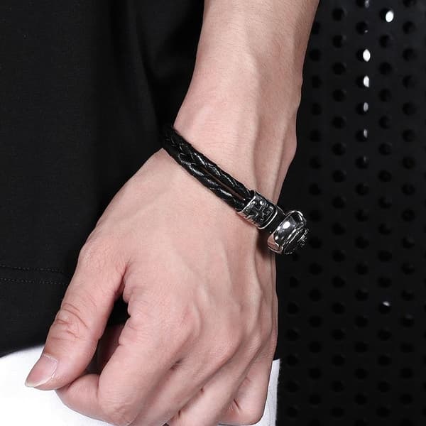 Handgjort flätat armband äkta läder med döskalle motorcykelhjälm