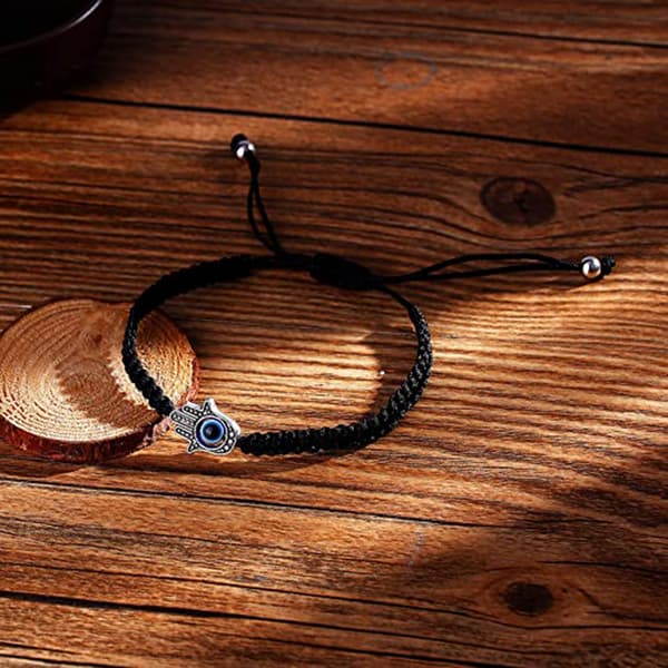 INF Macramé armbånd med beskyttende Hamsa hånd Sort