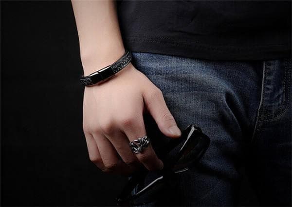 Armband i äkta läder och metallspänne till män