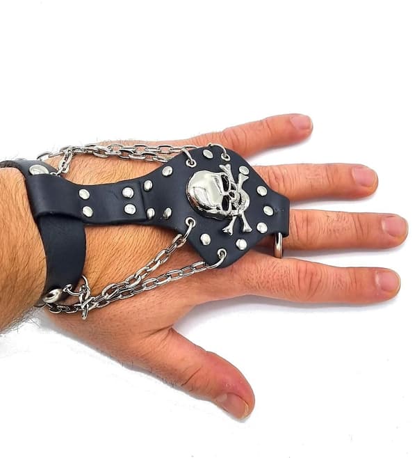 Læderarmbånd med dødningehoved, kæder og runde nitter