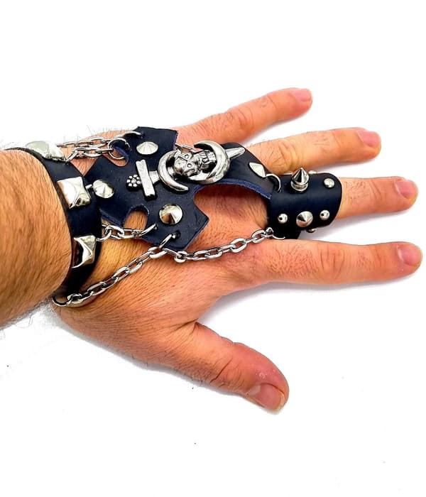 Læderarmbånd med sværd, kæder og runde nitter