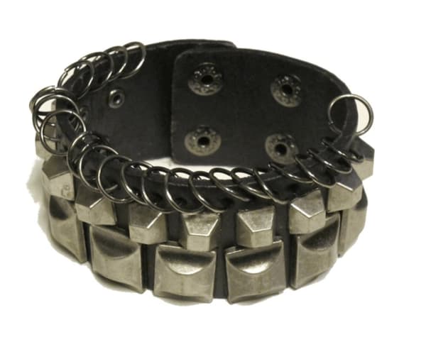 Læderarmbånd med nitter