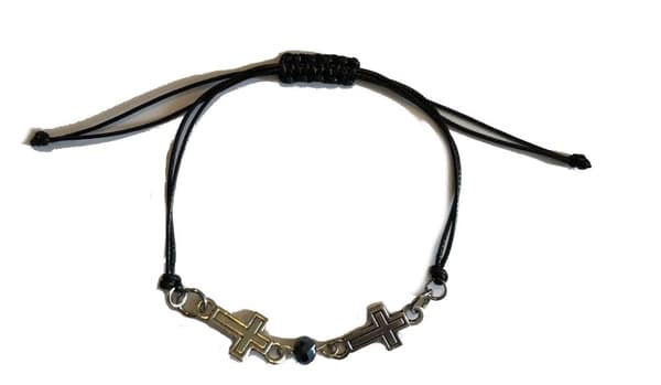 fotlänk armband i svart med kors