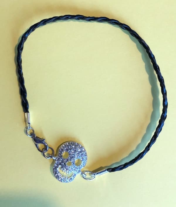 unik döskalle flätat läder fotlänk eller armband