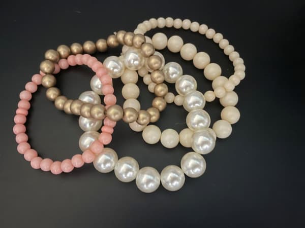 5 st Armband / Pärlarmband i Olika Färger - Vit , Aprikos & Guld