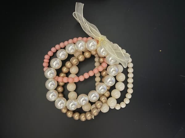 5 st Armband / Pärlarmband i Olika Färger - Vit , Aprikos & Guld