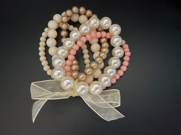 5 st Armband / Pärlarmband i Olika Färger - Vit , Aprikos & Guld