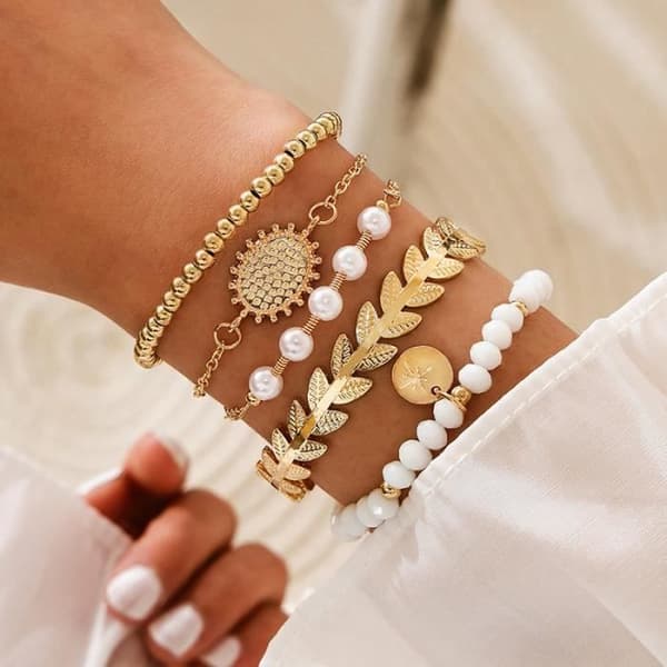 Armband - SHOP-STORY - SELENA - 5 armband - Bohemian Chic - Guld och vitt