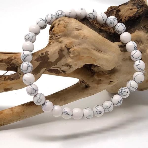 Stabiliserande armband - SHOP-STORY - White Howlite - 6 mm - Blandat - 1 armband