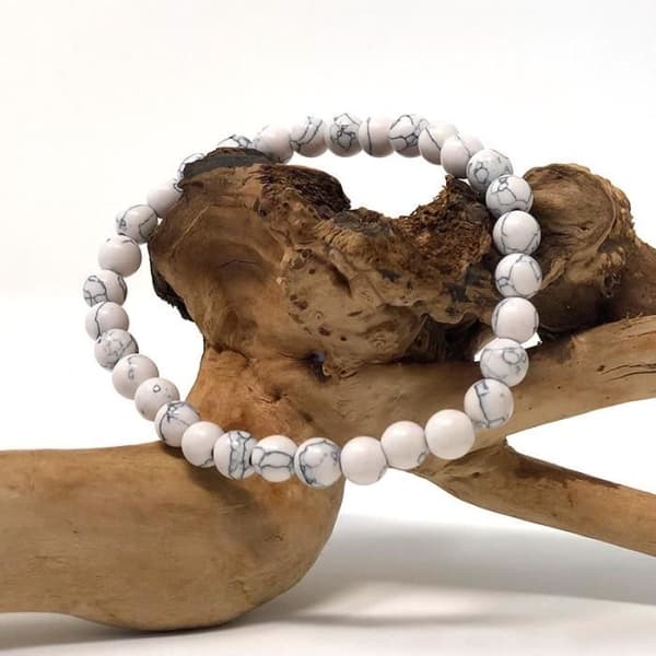 Stabiliserande armband - SHOP-STORY - White Howlite - 6 mm - Blandat - 1 armband