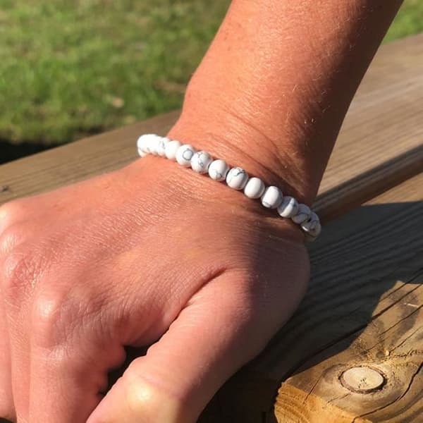 Stabiliserande armband - SHOP-STORY - White Howlite - 6 mm - Blandat - 1 armband
