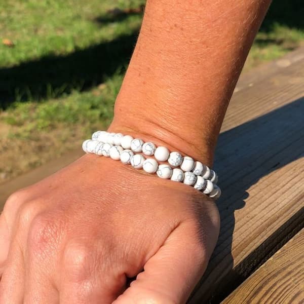 Stabiliserande armband - SHOP-STORY - White Howlite - Set om 2 - Pärldiameter 6 mm - Blandat