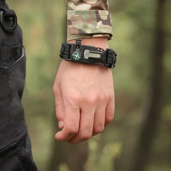 Paracord armbånd med tændrør, kompas og fløjte sort