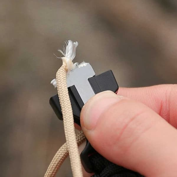 Paracord armbånd med tændrør, kompas og fløjte sort