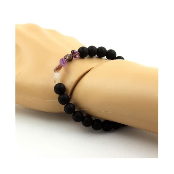Stenar och mineraler. Auralitarmband från Kanada + 8 mm mattsvarta Onyxpärlor. Tillverkad i Frankrike.