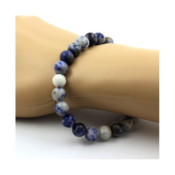 Stenar och mineraler. Sodalite + Howlite Beads Armband 8 mm. Tillverkad i Frankrike.