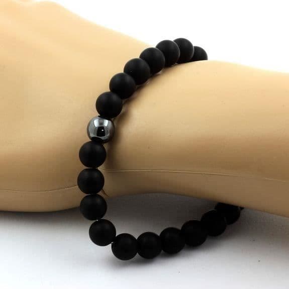 Stenar och mineraler. Mattsvart Onyx + Hematite Beads Armband 8 mm. Tillverkad i Frankrike.