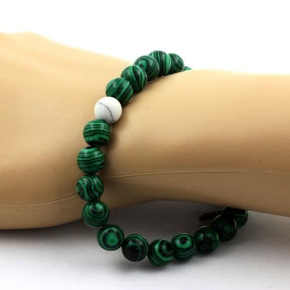 Armband i pärlor - ABIJOUX - Malakit och Howlite - 8 mm - Längd 19-20 cm - Tillverkad i Frankrike