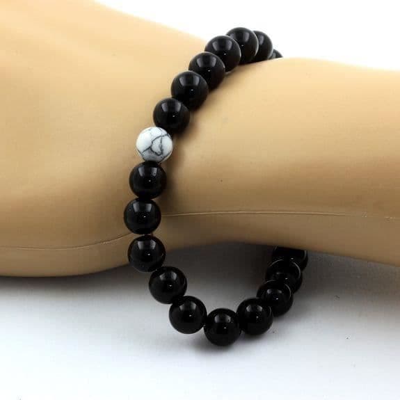 Stenar och mineraler. Svart Agat + Howlite Beads Armband 8 mm. Tillverkad i Frankrike.
