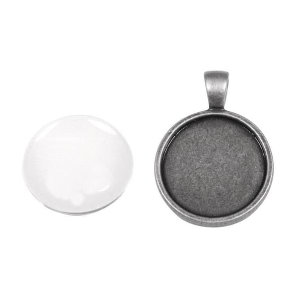 Metalhängsmycke med rund cabochon ø 22mm i silver.