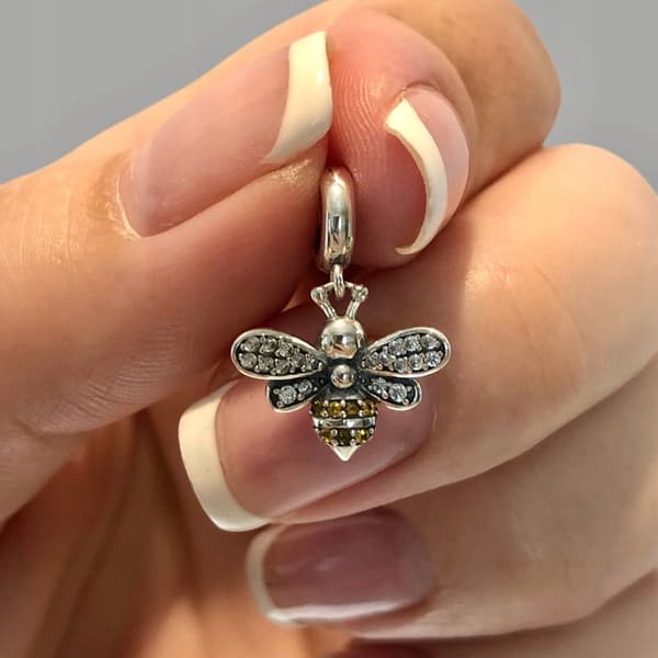 Charms Bee Queen Bee Vackert hänge för en present