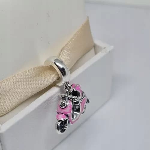 Charms motorcykel scooter Vespa pink Smukt vedhæng til gave