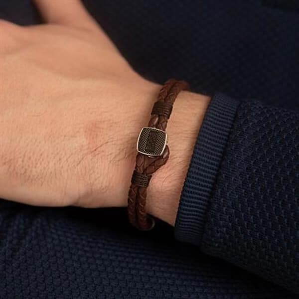 Armbandet i brunt stickat läder Seal 1580667 - Längd: 17,5 cm