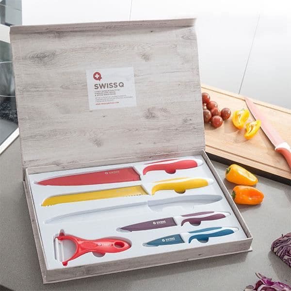 SHOP-STORY - SWISS Q CERAMIC: Set med 5 keramiskt belagda köksknivar i rostfritt stål med skalare