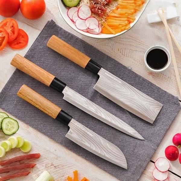 CH16258-SHOP-STORY - DAMASCUS: Set med 3 japanska köksknivar, trähandtag, blad i rostfritt stål och lock
