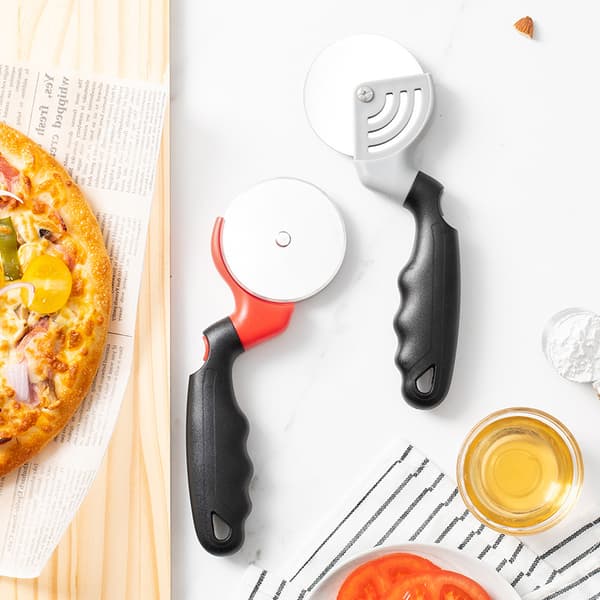 INF Ruostumattomasta teräksestä valmistettu pizzaleikkuri ergonomisella kahvalla