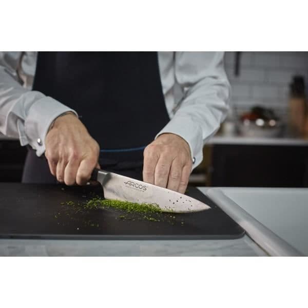 Kniv 25cm modell Chef Arcos Manhattan smidd Svart