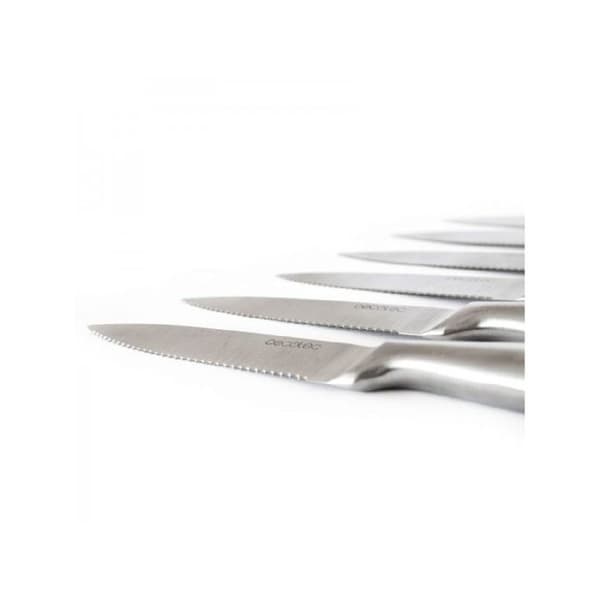 Set med 6 professionella sågtandade köttknivar. Handtag och blad smidda av ett enda stycke stål Professionella köttknivar