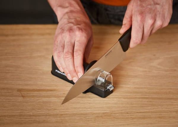 Fiskars kökskniv - 1065565 - FS. KOCKKNIV 21cm ESSENTIEL