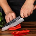 Pikkukuva 2 / 4: KEEMAKE Santoku -veitsi, korkealaatuista hiiliterästä, ergonominen puukahva,7 tuumaa