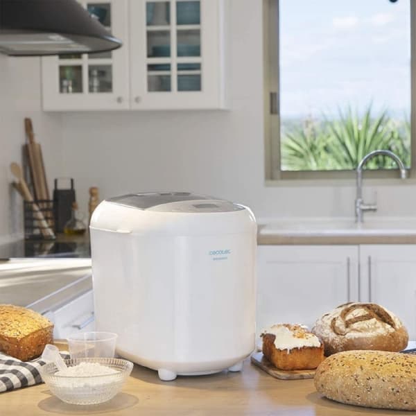 Cecotec 1 kg bread maker with 19 automatic programmes, programmable up to 15 hours and dishwasher-safe inner pot.