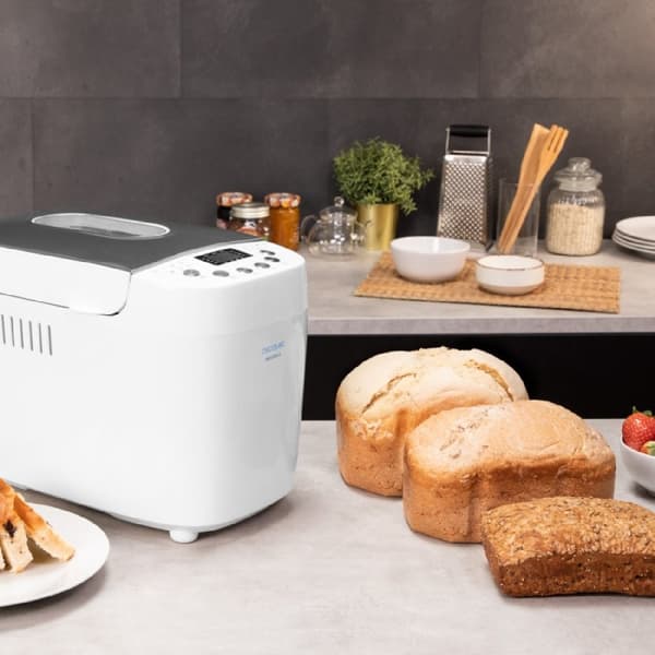 Cecotec 1.5 kg bread maker with 2 heating elements, 15 automatic programs, programmable up to 15 hours and dishwasher-safe inner pot.